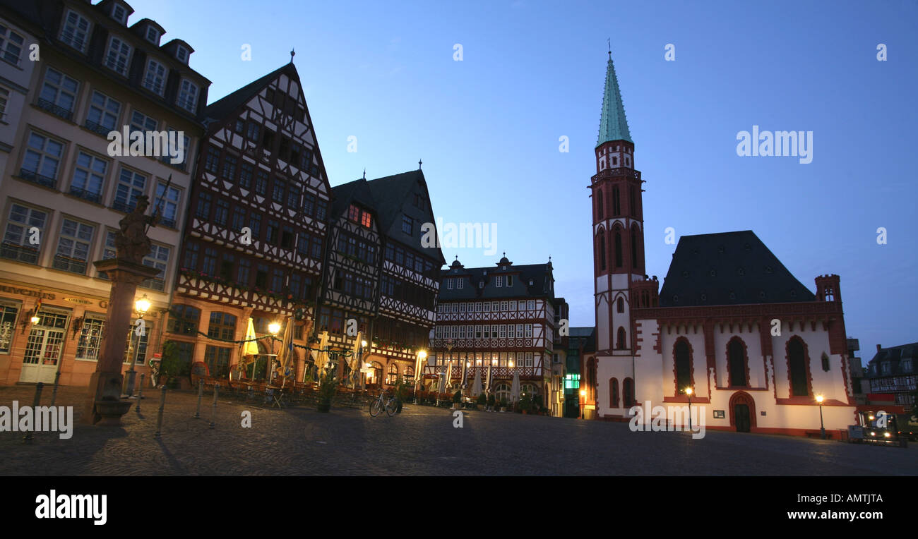The Römerberg with its famous timberframe houses encircle the town hall ...