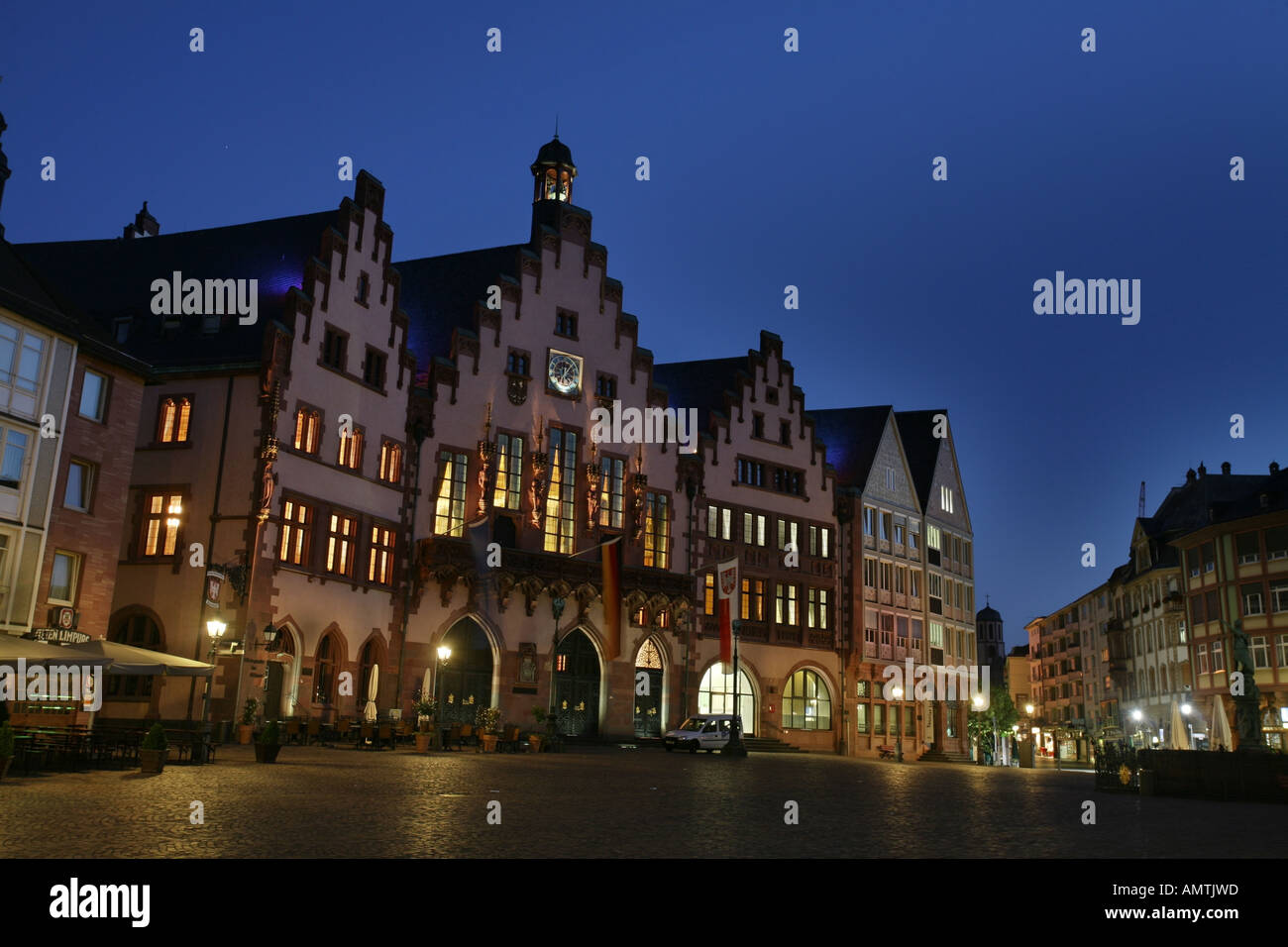 The Römerberg with its famous timberframe houses encircle the town hall ...