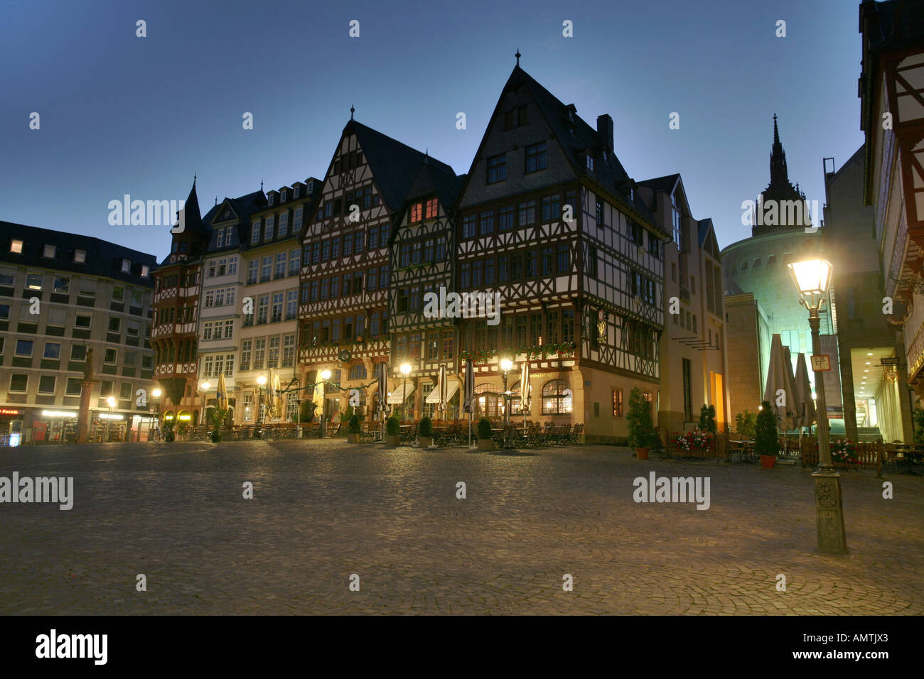 The Römerberg with its famous timberframe houses encircle the town hall ...