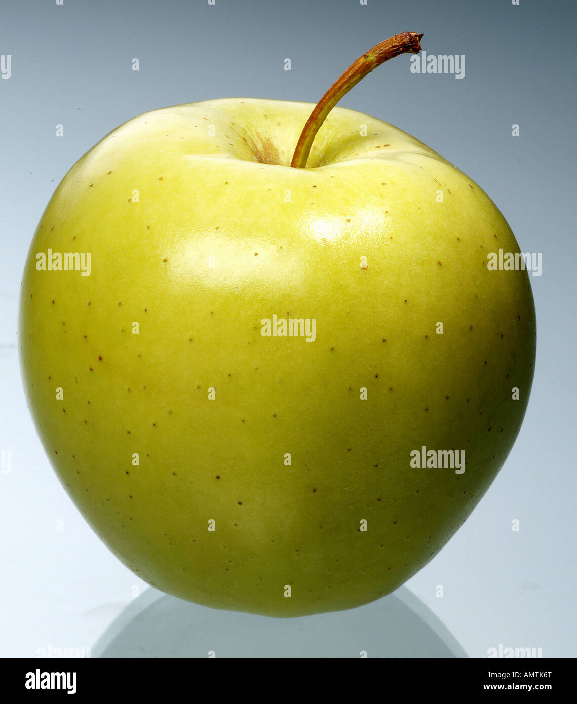 A green apple Stock Photo - Alamy