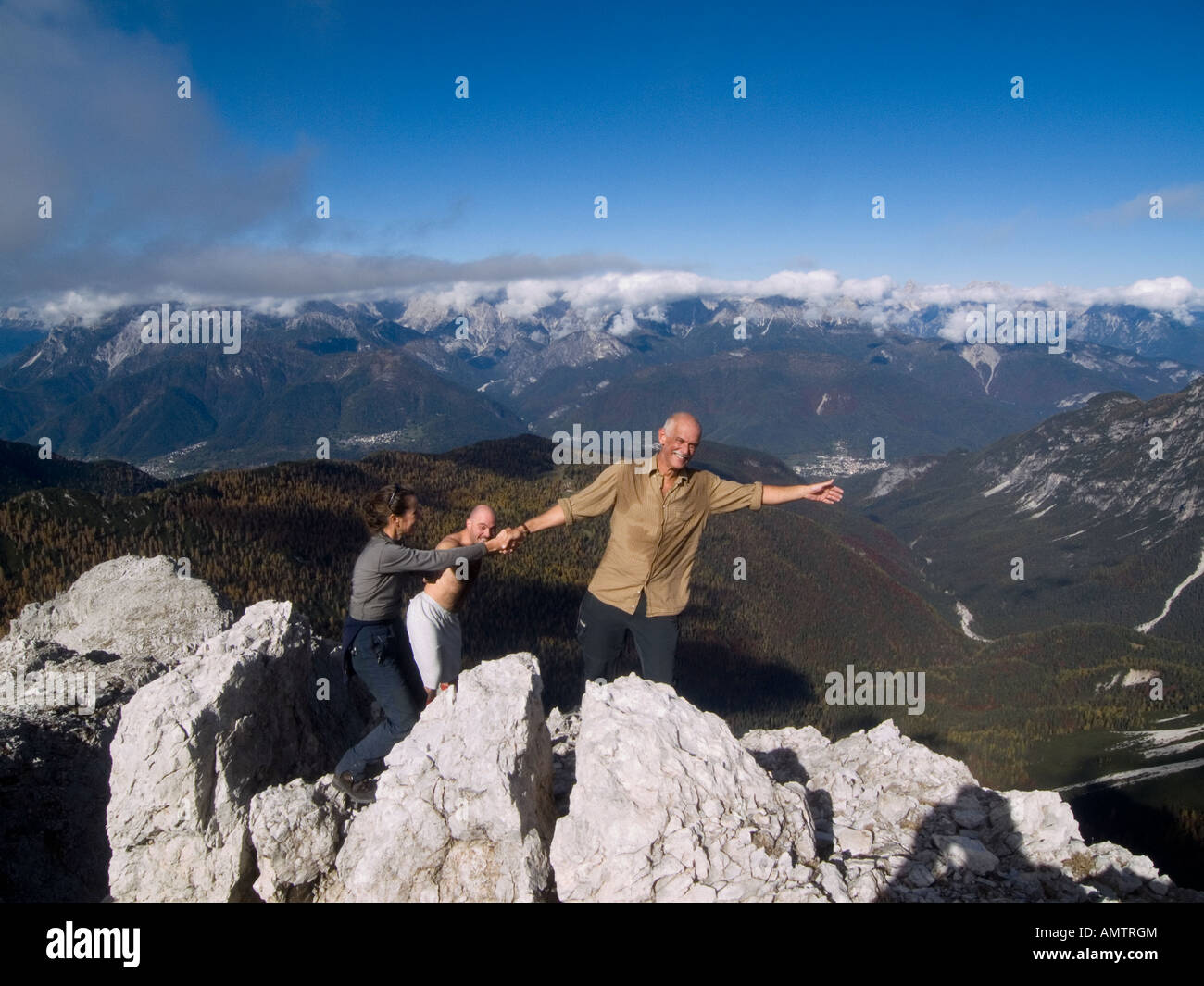 Amerika Gøre en indsats Joke 1 woman and 2 man play a game in the top of the mountain cadin degli elmi  Italy Stock Photo - Alamy