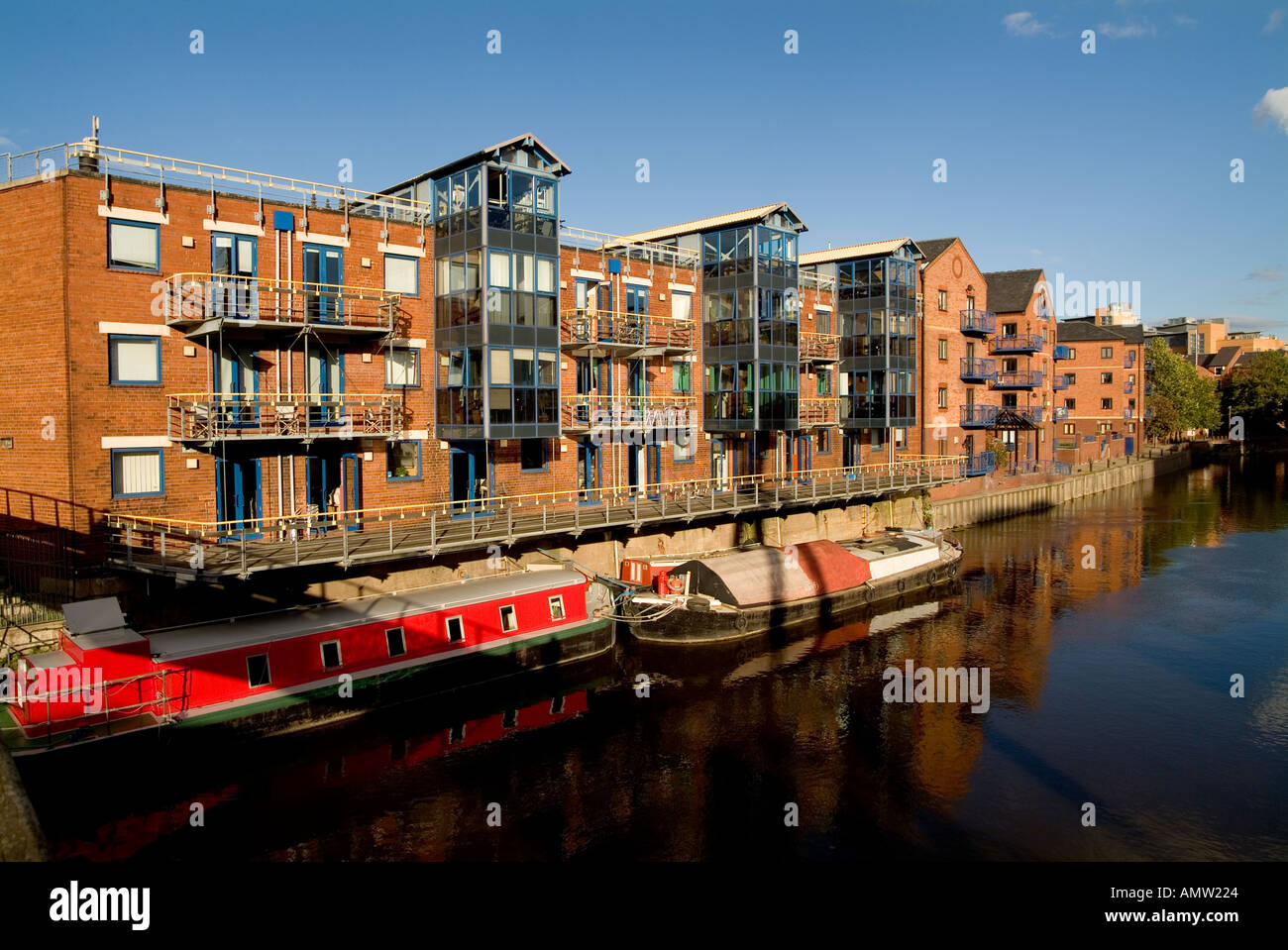 Canal side flats in leeds hires stock photography and images Alamy