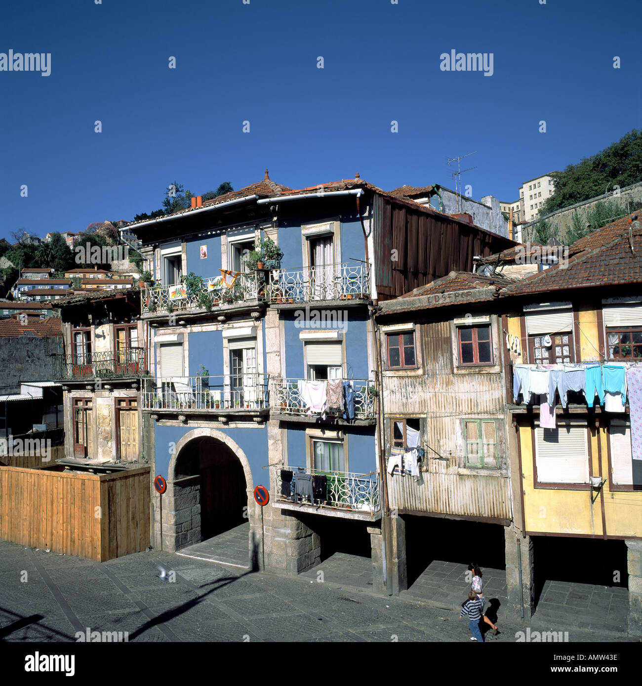 PORTUGAL PORTO MIRAGAIA DISTRICT ANCIENT HOUSES WITH WASHING LINES Stock  Photo - Alamy