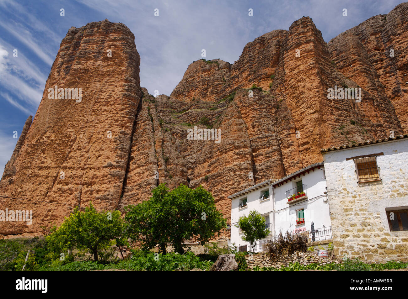 Village of Riglos with the rock formations of Mallos de Riglos towering above, Huesca, Aragon, Spain, Europe. Stock Photo