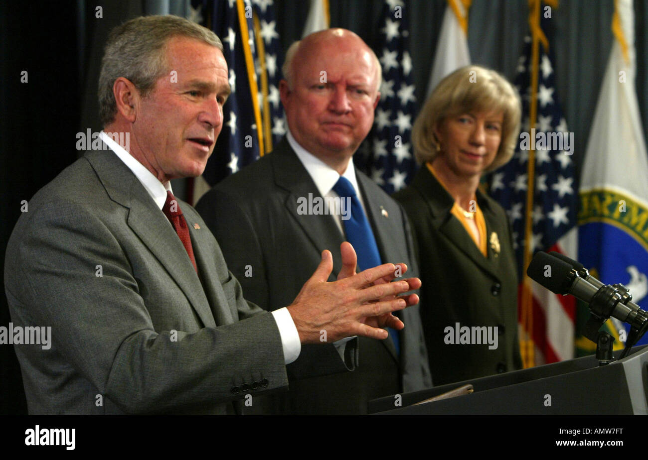 W Bush talks to press pool at the Department of Energy after