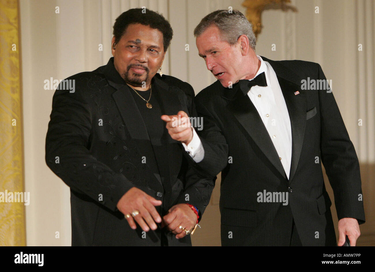 President George W Bush jokes with singer Aaron Neville after the entertainment for the White House State Dinner Stock Photo