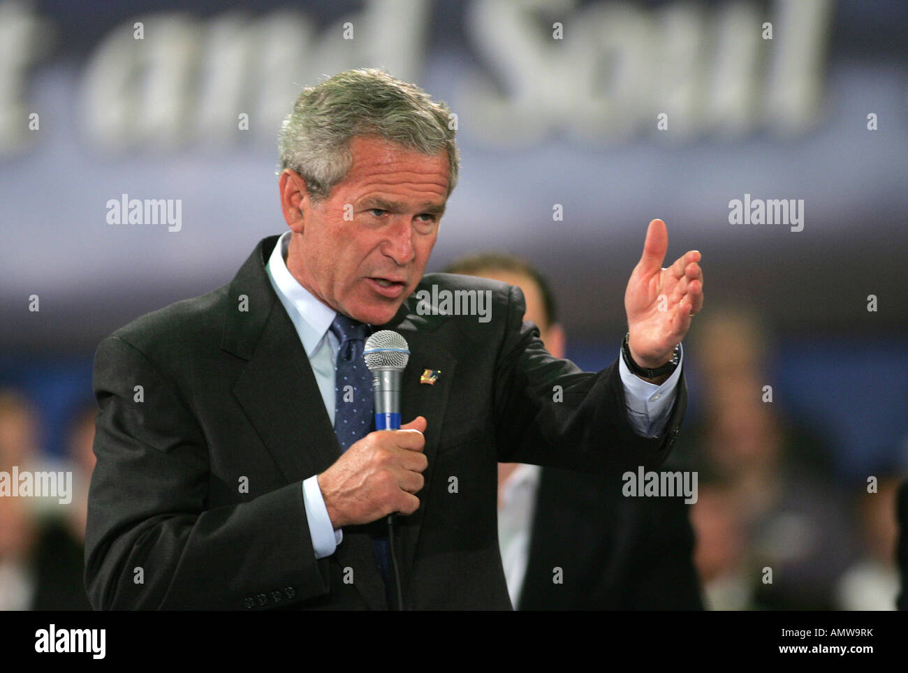 President G W Bush campaigns at an Ask President Bush event at Northern Virginia Community College in Annandale, Stock Photo