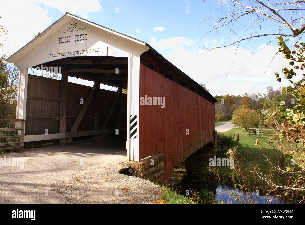 White and red bridge hi-res stock photography and images - Alamy