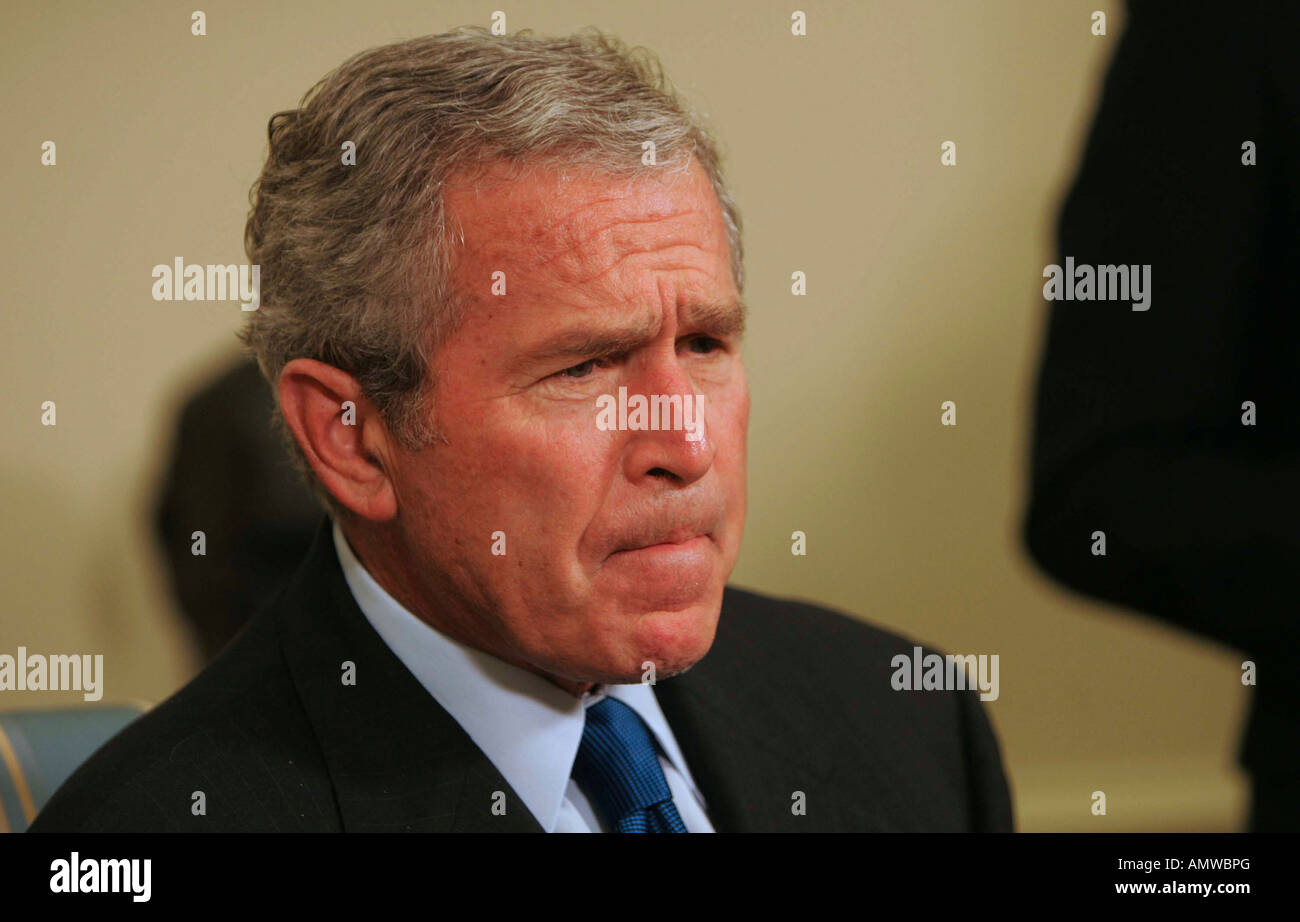 President George W Bush and President Roh Moo-Hyun of South Korea answer questions from the media in the Oval Office Stock Photo