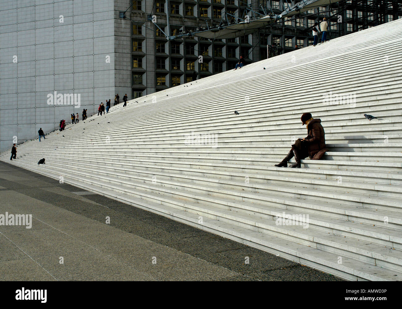People sitting on stairs hi-res stock photography and images - Alamy