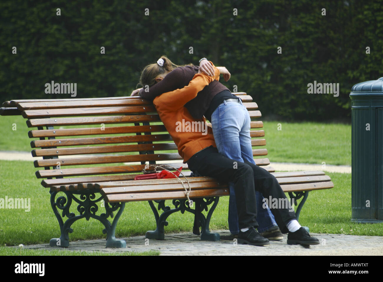 People couples lovers on bench hi-res stock photography and images - Alamy