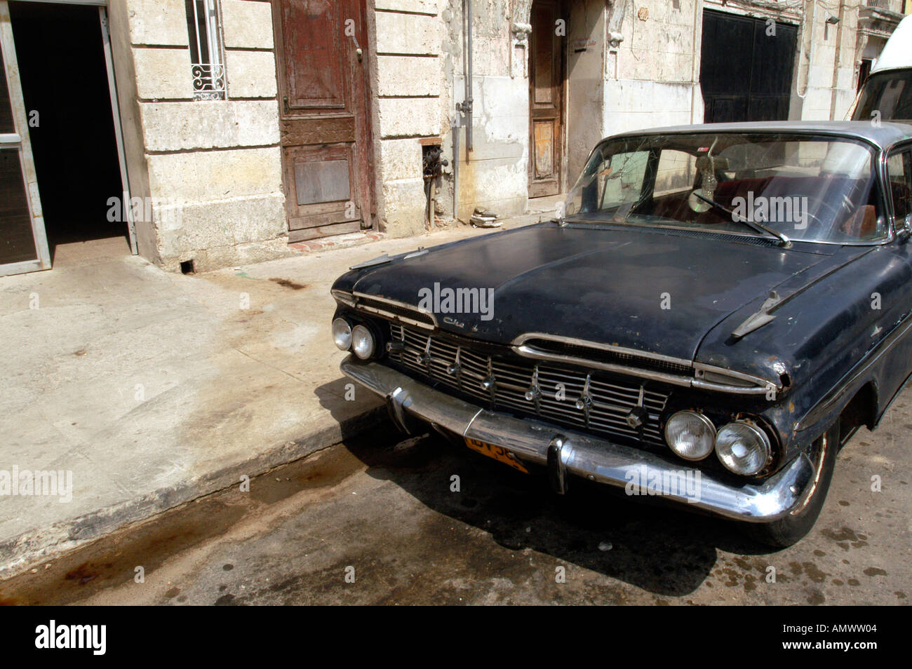 Chevrolet in a Cuban backstreet in Habana Vieja Stock Photo