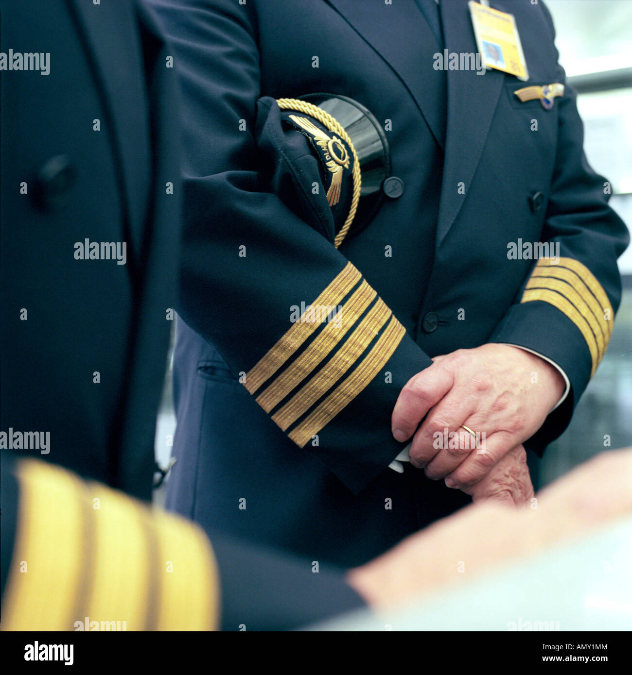 Pilots uniform hires stock photography and images Alamy