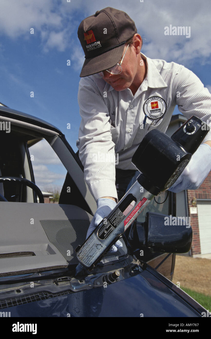 Auto windshield installation Stock Photo Alamy