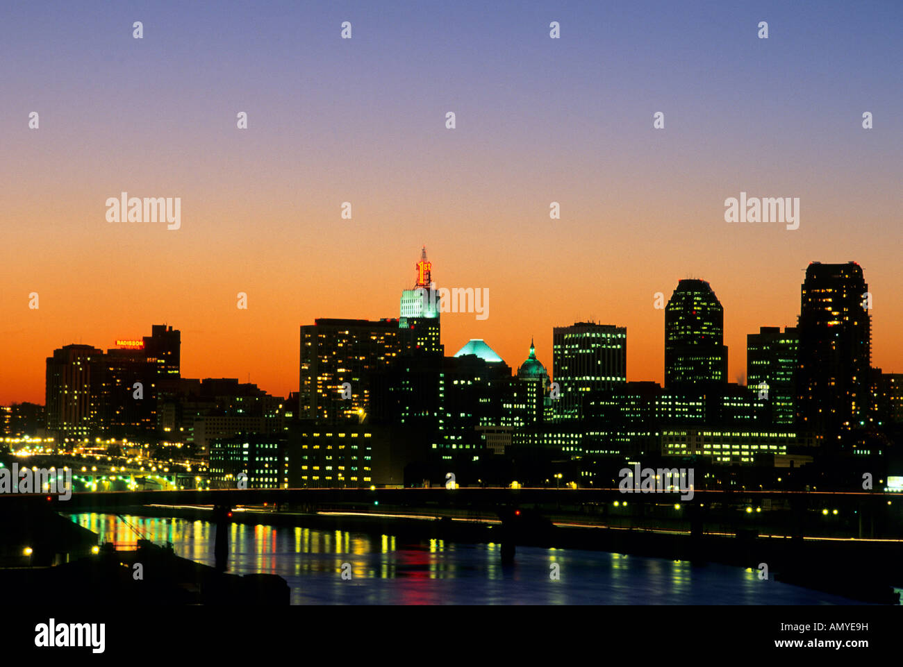 SUNSET VIEW OF ST. PAUL, MINNESOTA SKYLINE AND THE MISSISSIPPI RIVER. Stock Photo