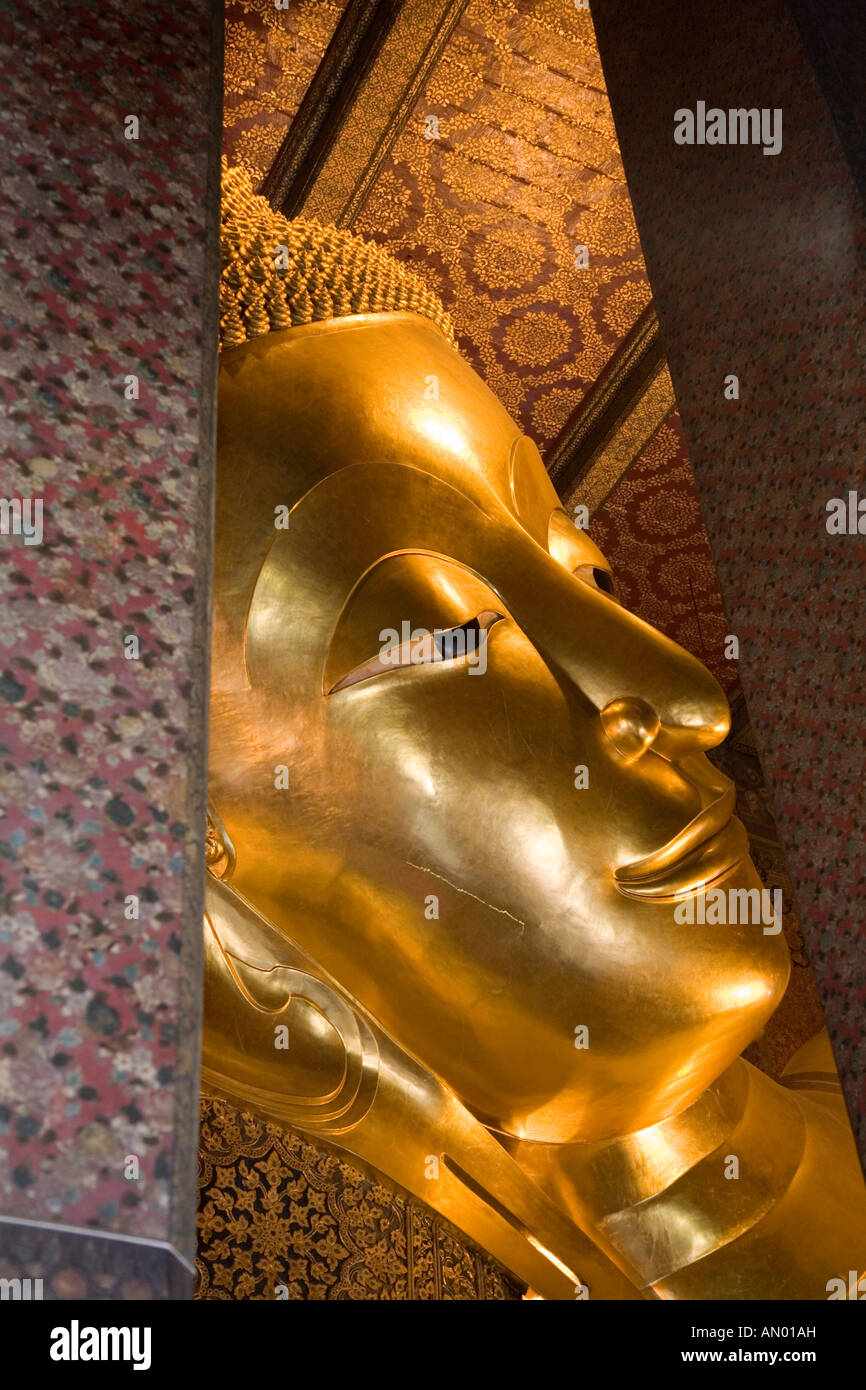 Reclining Buddha statue at Wat Pho (Temple of the reclining Buddha ...
