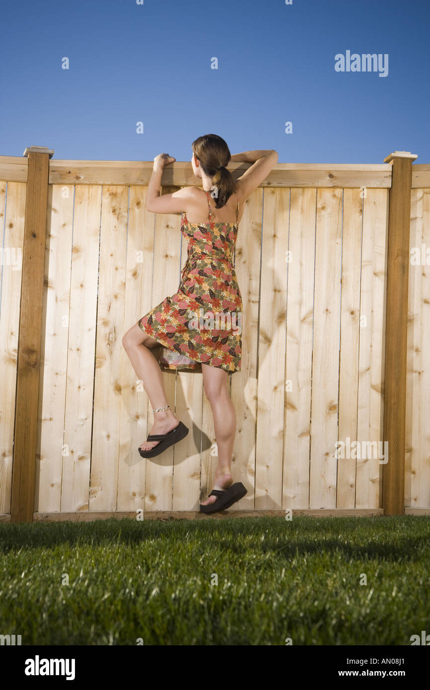 Забор с колючей проволокой. Puerto rican fence climbers. Climb over the fence. Climbs over the fence karen neighbor. Climb over the fence.