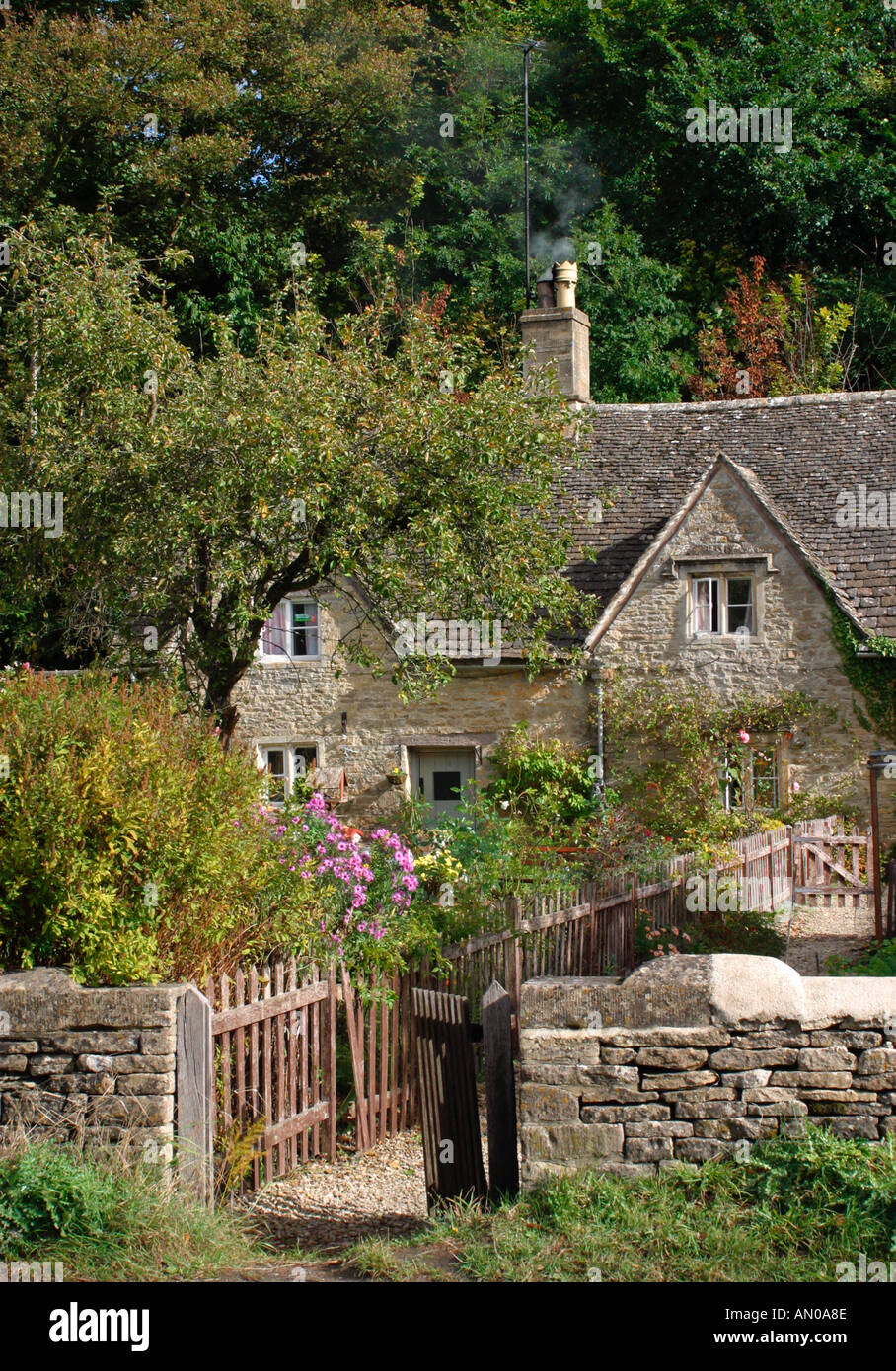 Cotsowld Spring Spring garden, Cotswold cottage, Bibury, Gloucestershire, Cotswolds ...