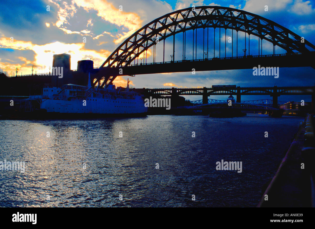 Newcastle upon tyne bridges hi-res stock photography and images - Alamy