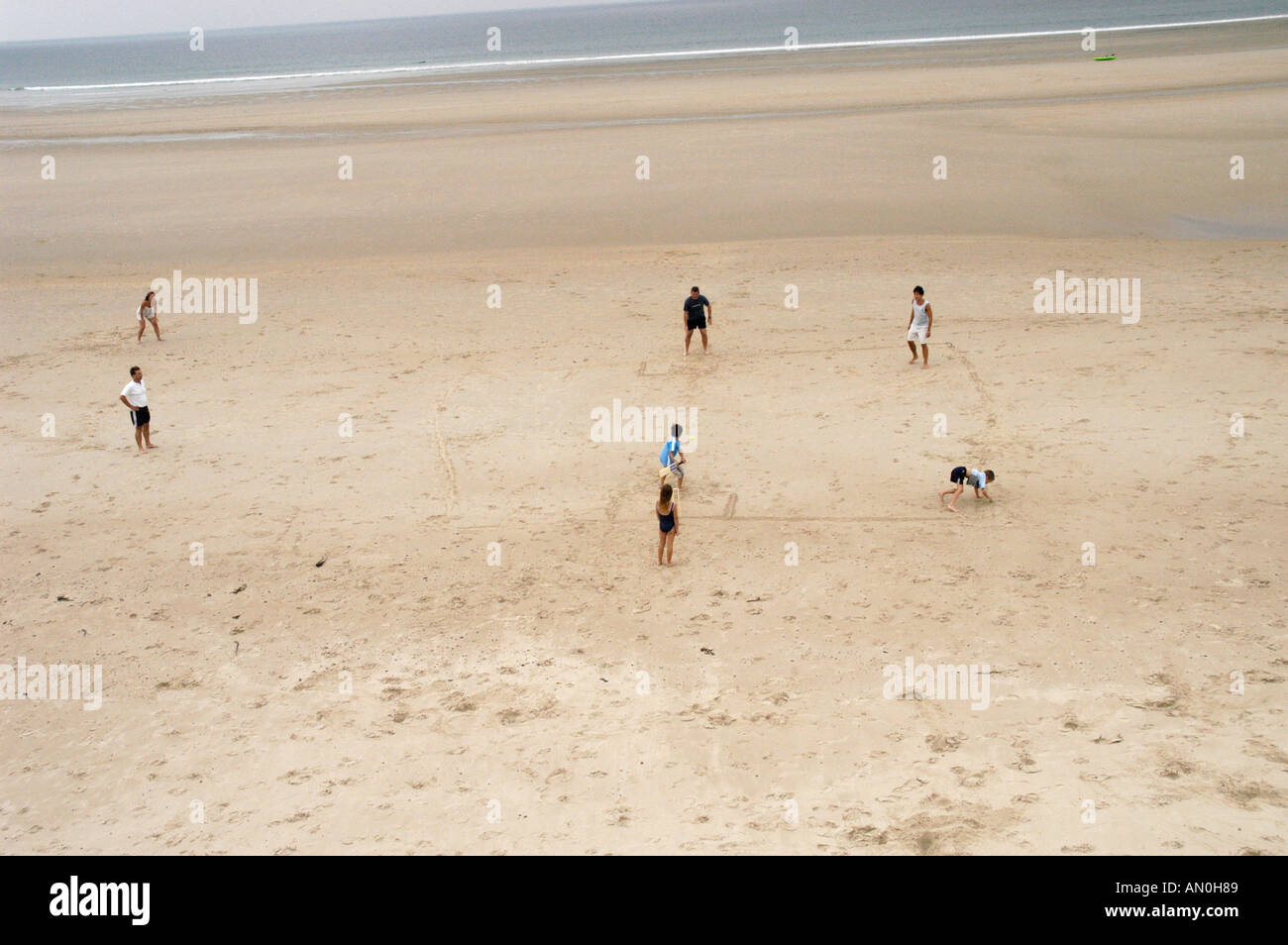 Family playing cricket beach hi-res stock photography and images - Alamy