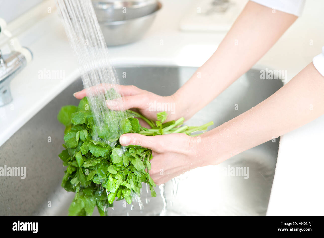 Помыть зелень. Мытье зелени. Как отмыть зелень. Как оттереть джинсы от травы. Свежая зелень в кулинарии.
