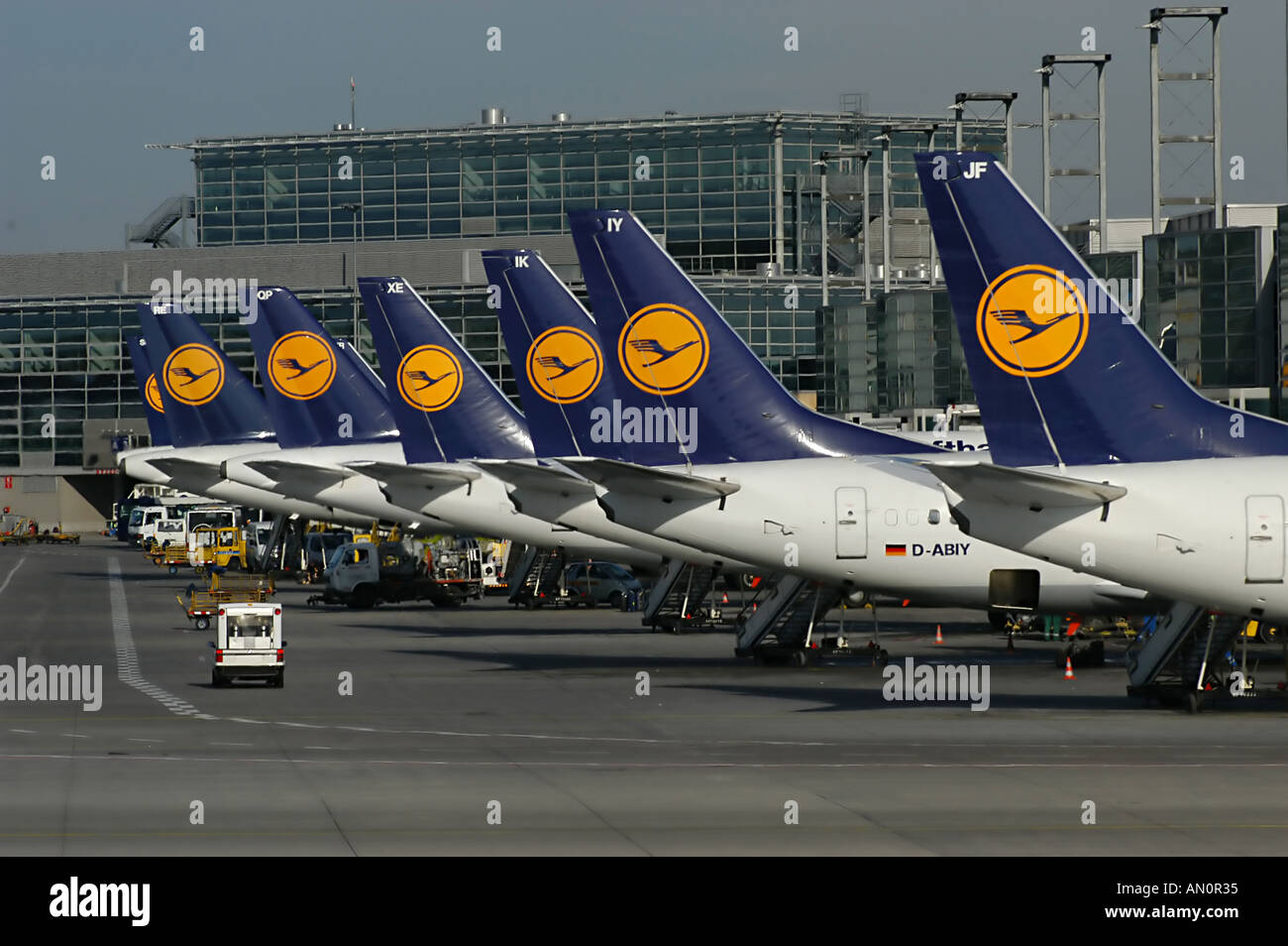 Lufthansa Flugzeuge Terminal 1 A Finger Flughafen Frankfurt Leitwerke Logo  Stock Photo - Alamy