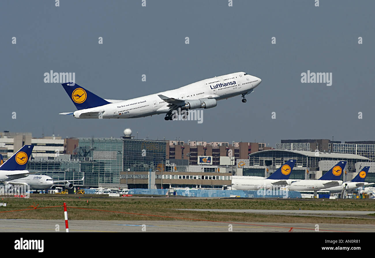 Start Flugzeug B 747 Jumbo Boeing Flughafen Frankfurt Abheben Abflug  Abreise Stock Photo - Alamy