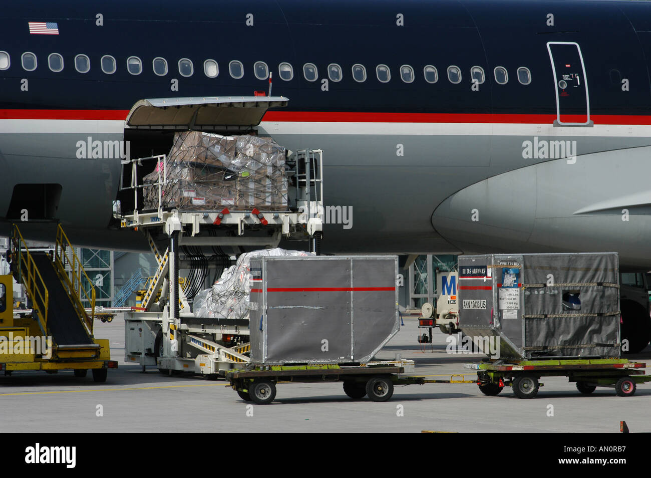 67 Us Airways Beladung Logistic Luftfracht Frankfurt Flughafen Stock Photo Alamy