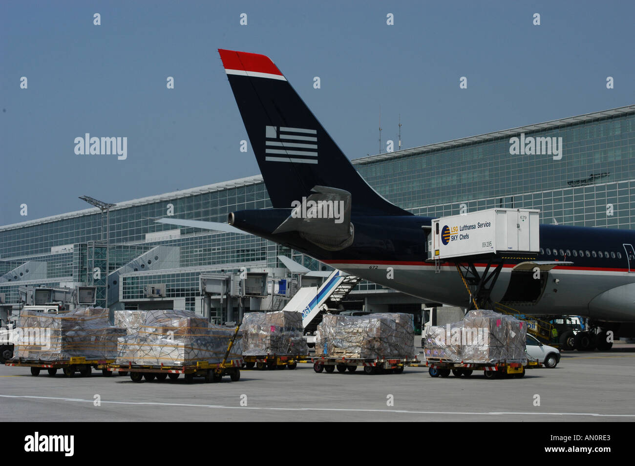 67 Us Airways Beladung Logistic Luftfracht Frankfurt Flughafen Stock Photo Alamy