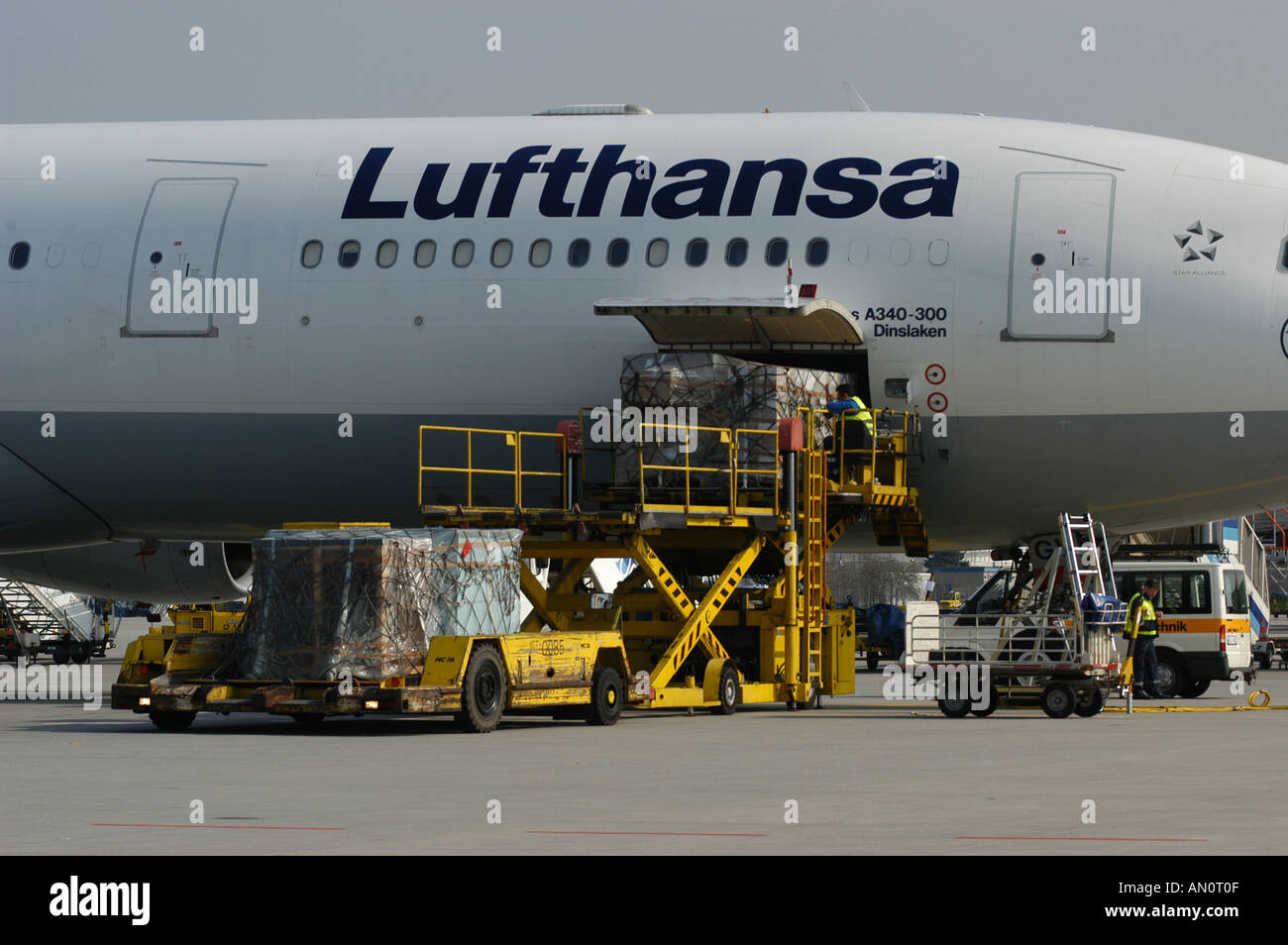 Airbus Fracht Luftfracht Beladung Flughafen Frankfurt Lufthansa Stock Photo