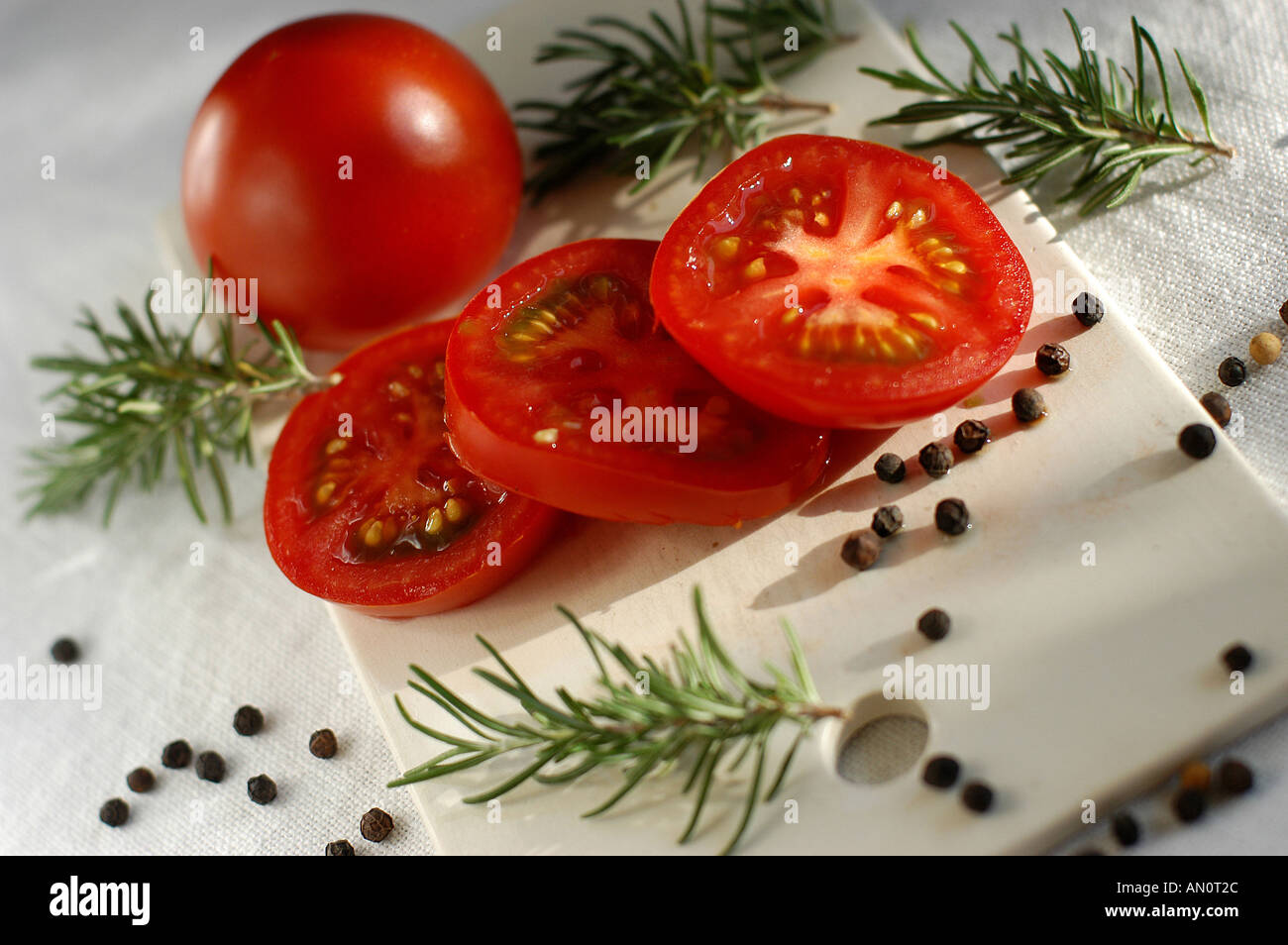 Tomaten Rosmarin Pfefferkoerner gesund Ernaehrung frisch ...