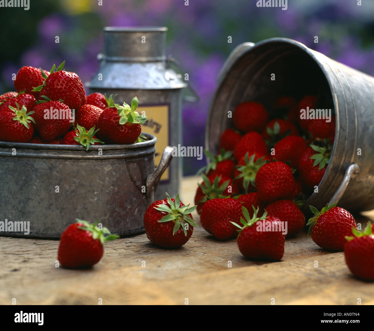 Strawberries with tops hi-res stock photography and images - Alamy