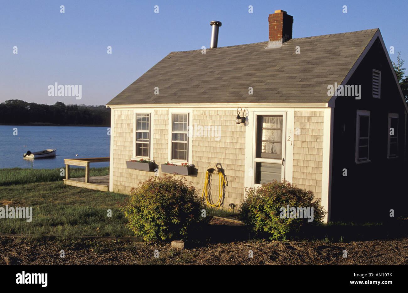 North America, USA, Massachusetts, Cape Cod, Orleans. Typical Cape Cod cottage Stock Photo