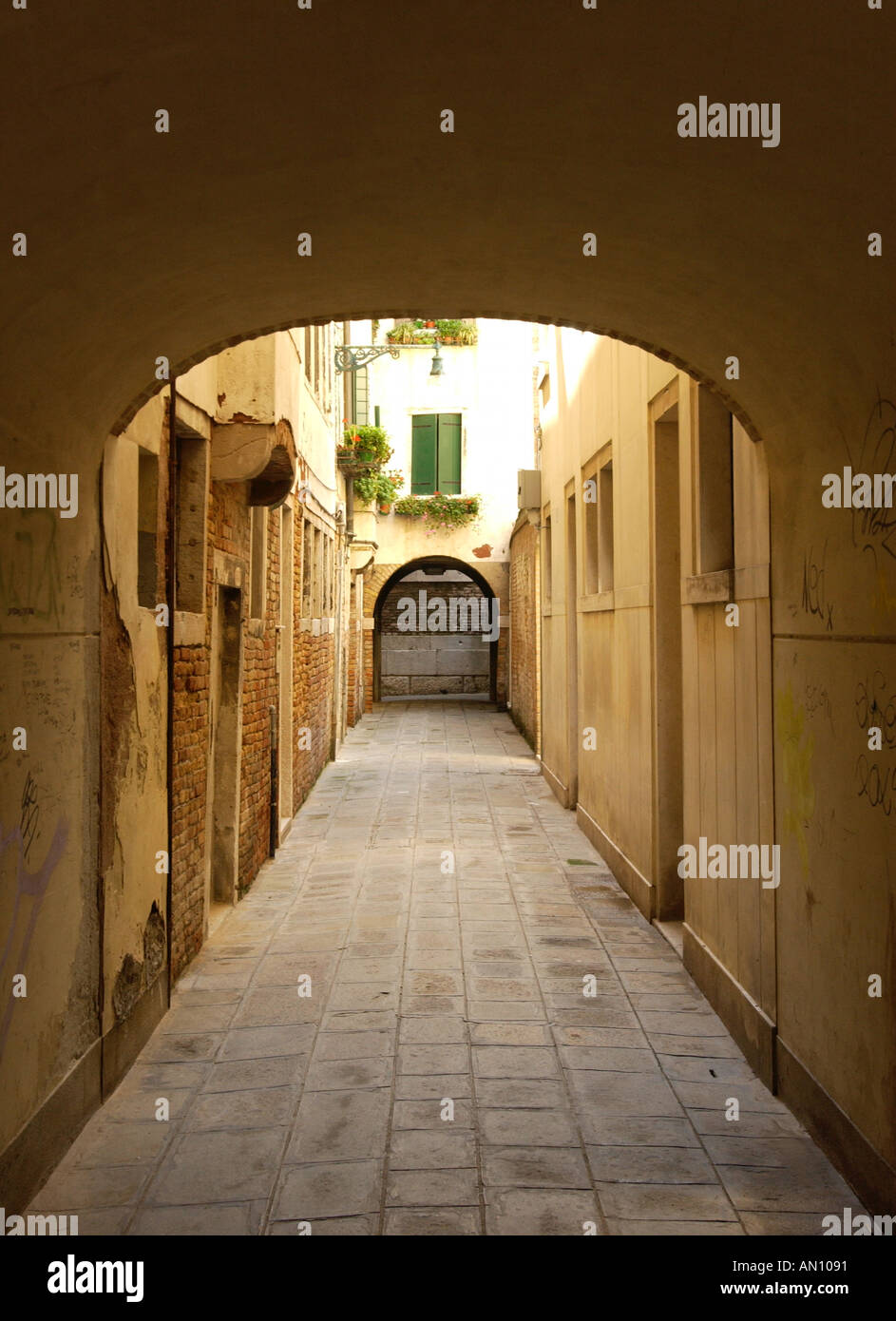 Venice alley hi-res stock photography and images - Alamy