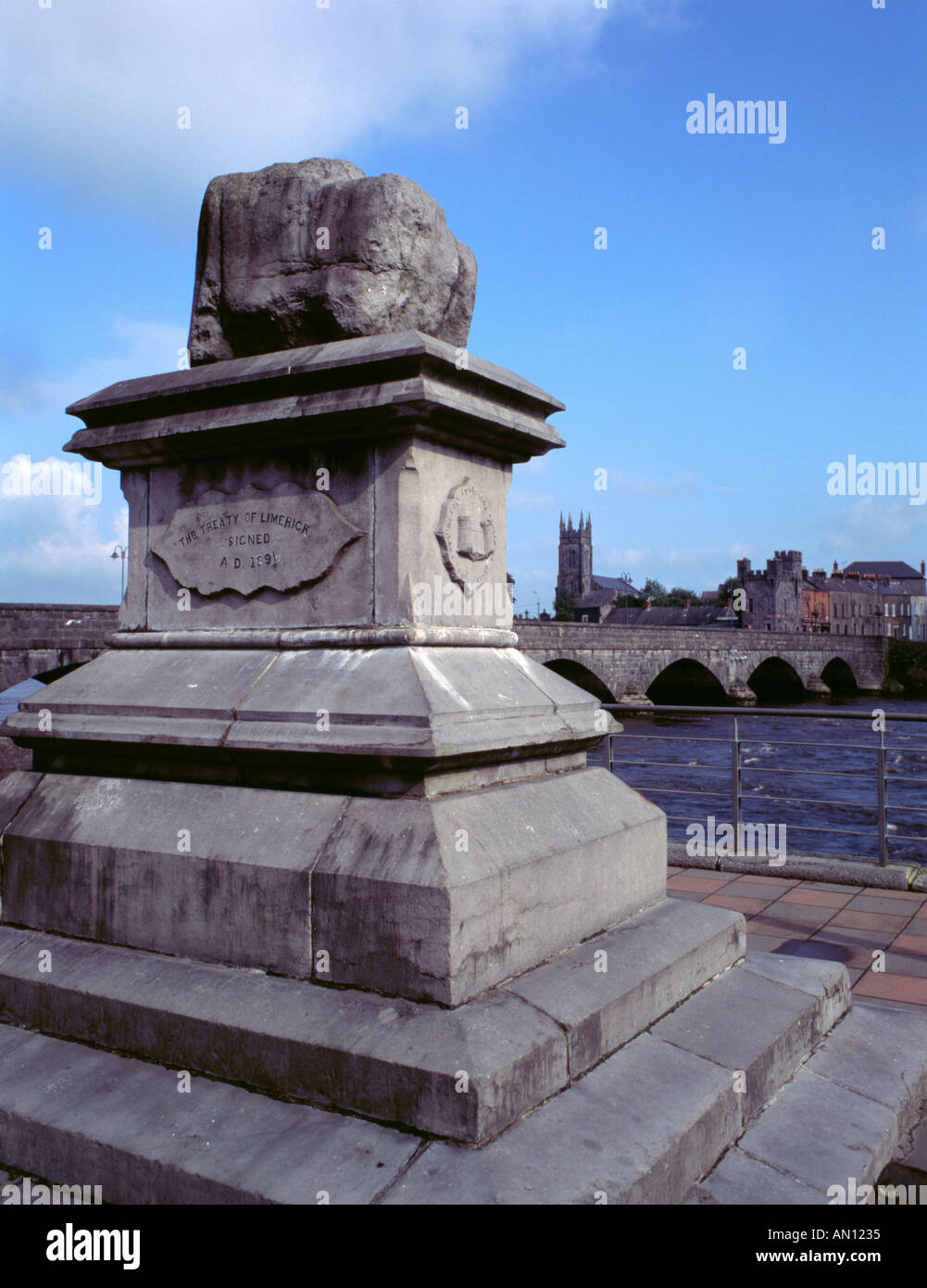 The 'Treaty Stone', with River Shannon and Thomond Bridge beyond, Limerick, County Limerick, Eire (Ireland). Stock Photo