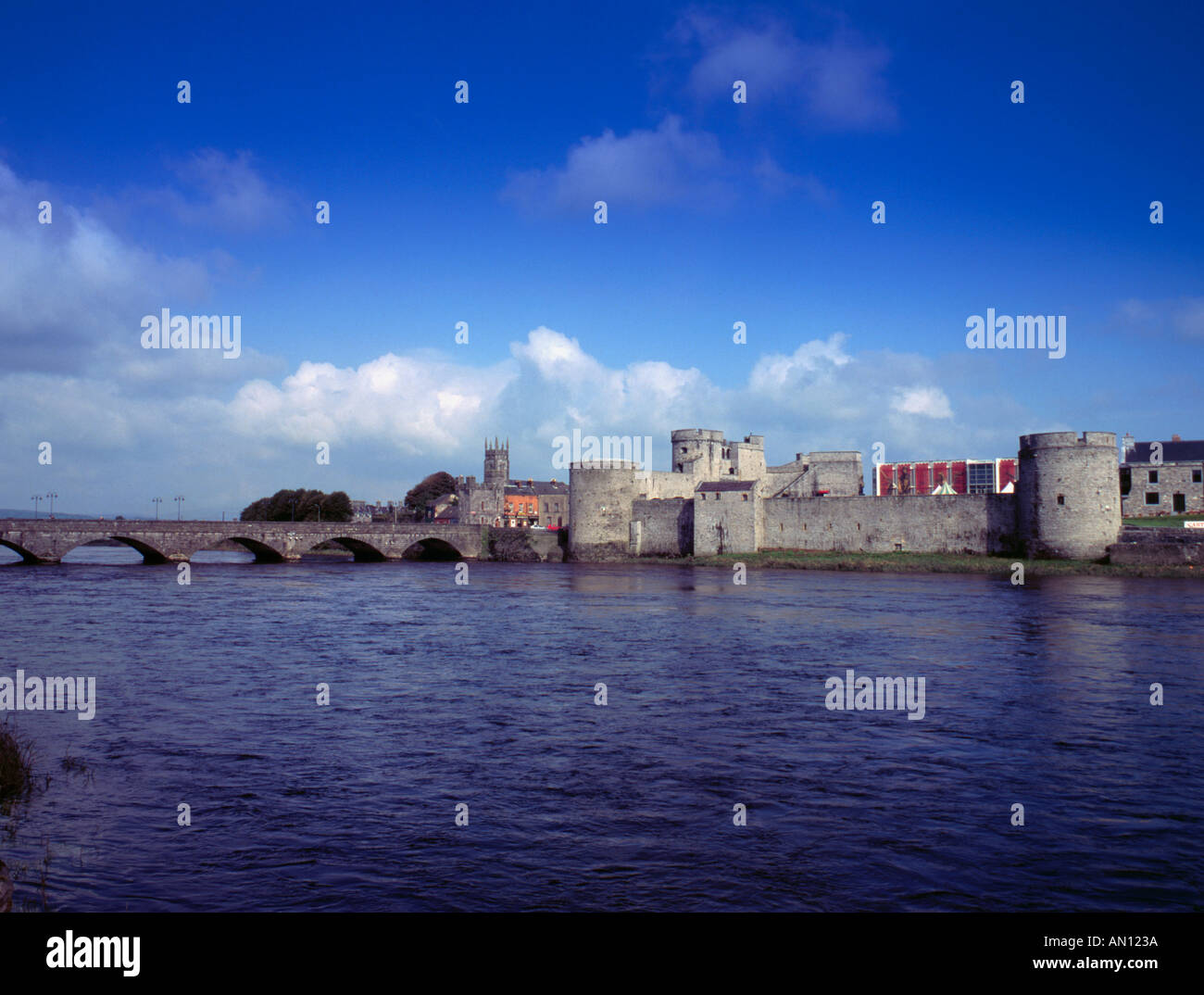 Thomond Bridge and King John's Castle seen over the River Shannon, Limerick, County Limerick, Eire (Ireland). Stock Photo