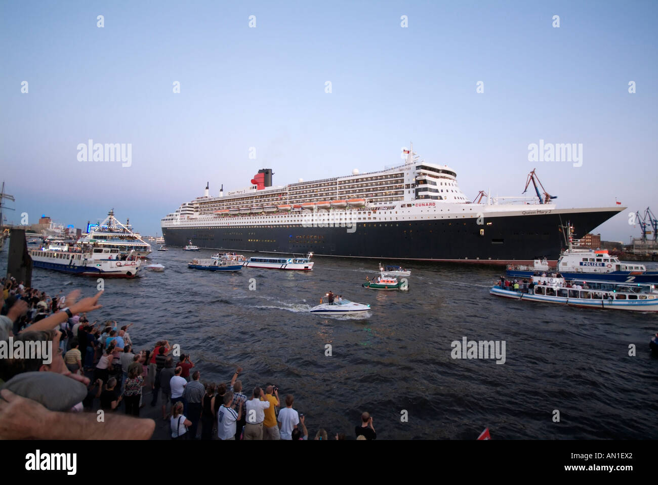 Queen Mary 2 Hamburg, Germany Harbour people enthusiasm Stock Photo