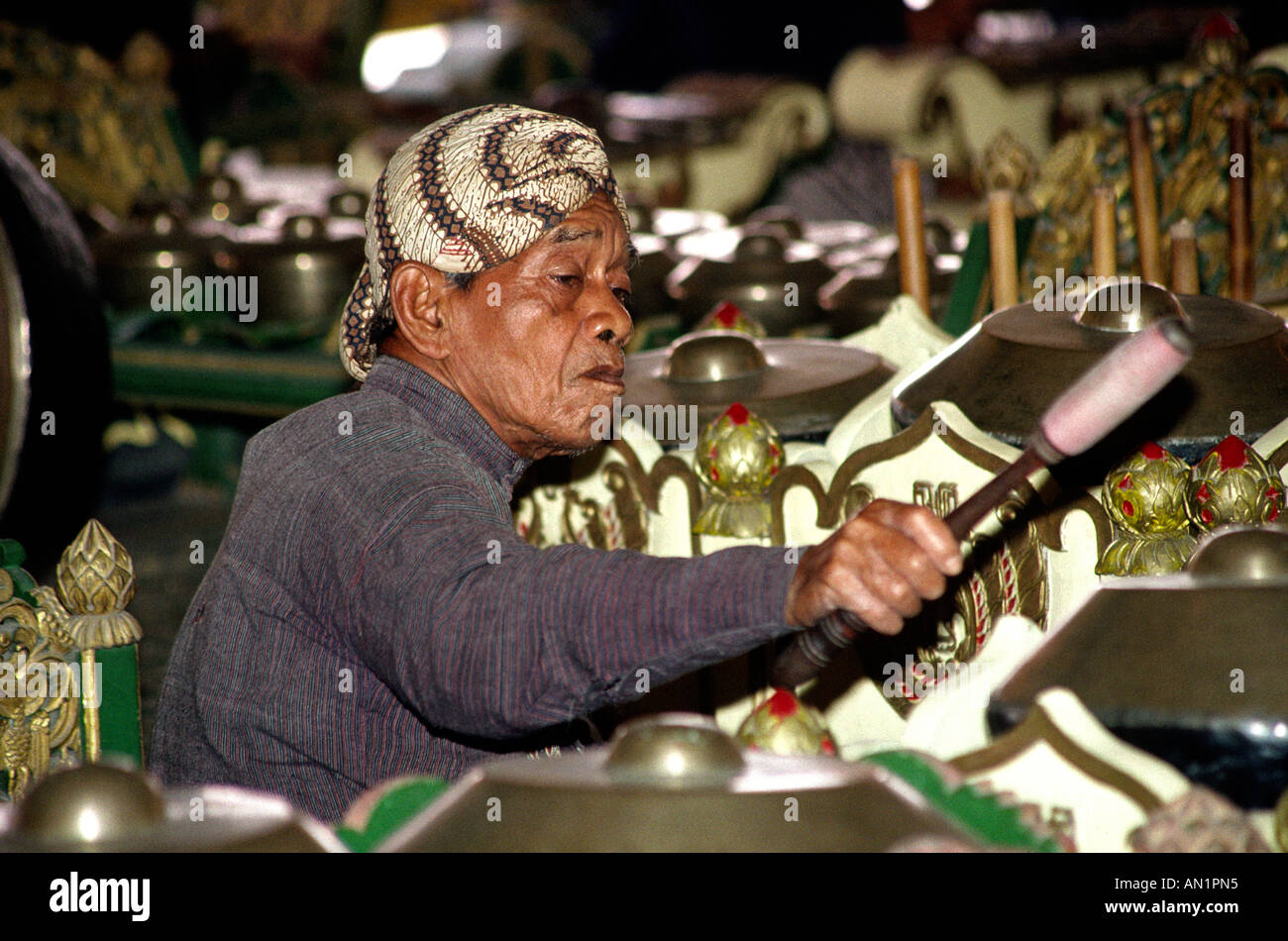 Indonesia Java arts Yogjakarta Kraton Javanese gamelan musician Stock ...