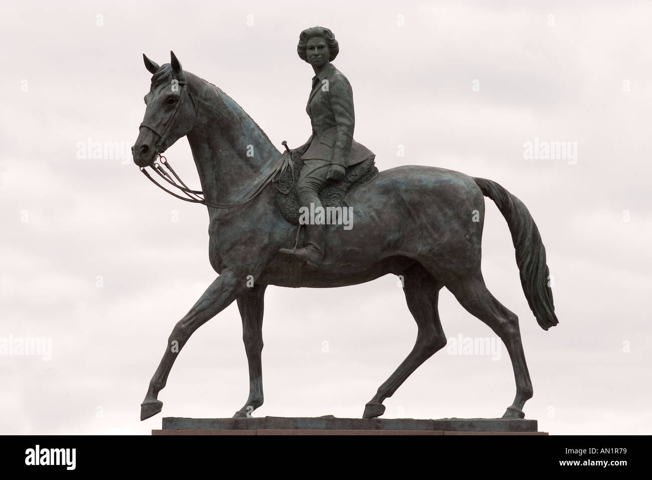 Bronze statue of Queen Elizabeth II on horseback Stock Photo Alamy