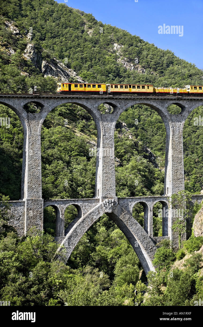 Train jaune on the Séjourné bridge, in Pyreneans mountains, Languedoc Roussillon, France. Stock Photo