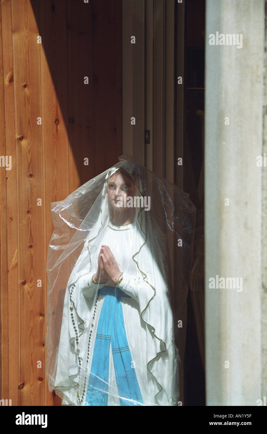 madonna statue in religious gift shop near vatican rome Stock Photo Alamy