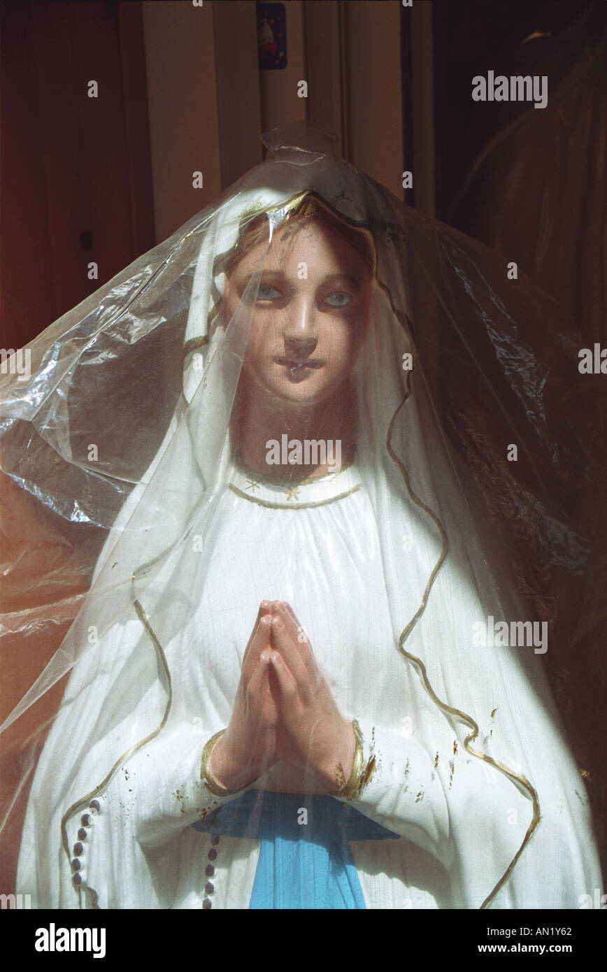 madonna statue in religious gift shop near vatican rome Stock Photo Alamy