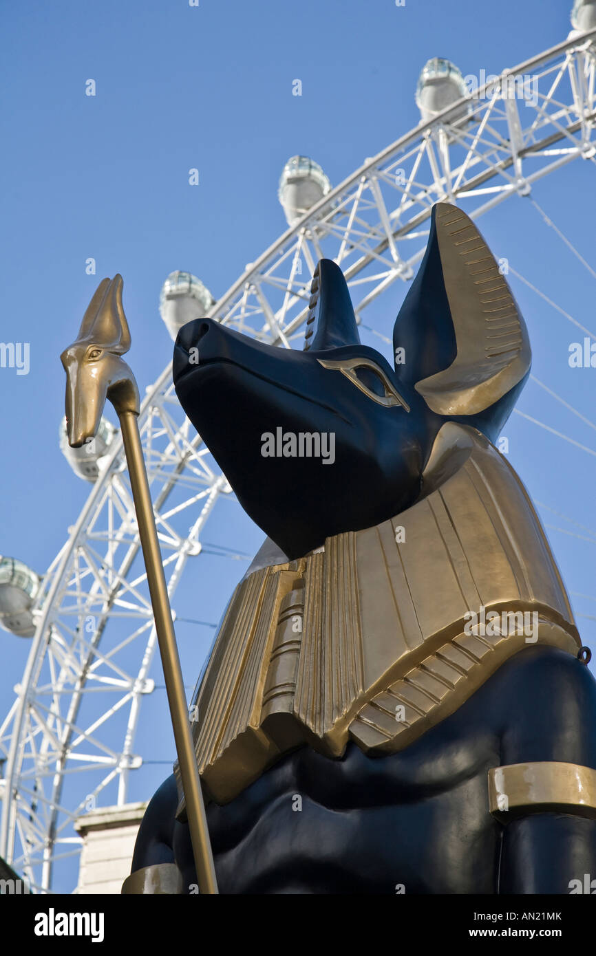 A sculpture advertising the Tutankhamun exhibition with the London Eye ferris wheel on the south bank of the River Thames Stock Photo