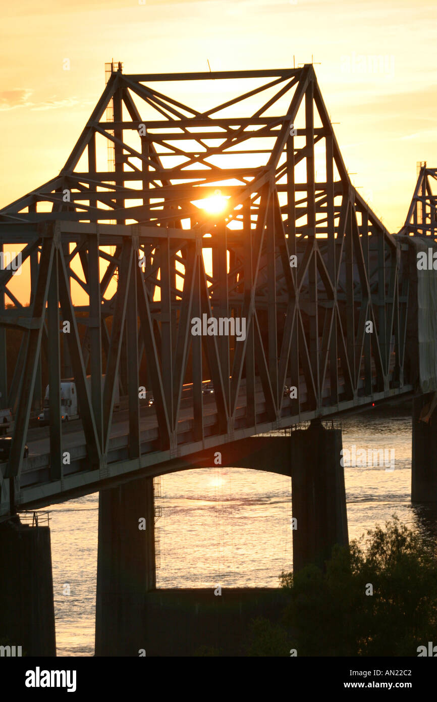 Mississippi river water bridges hi-res stock photography and images - Alamy