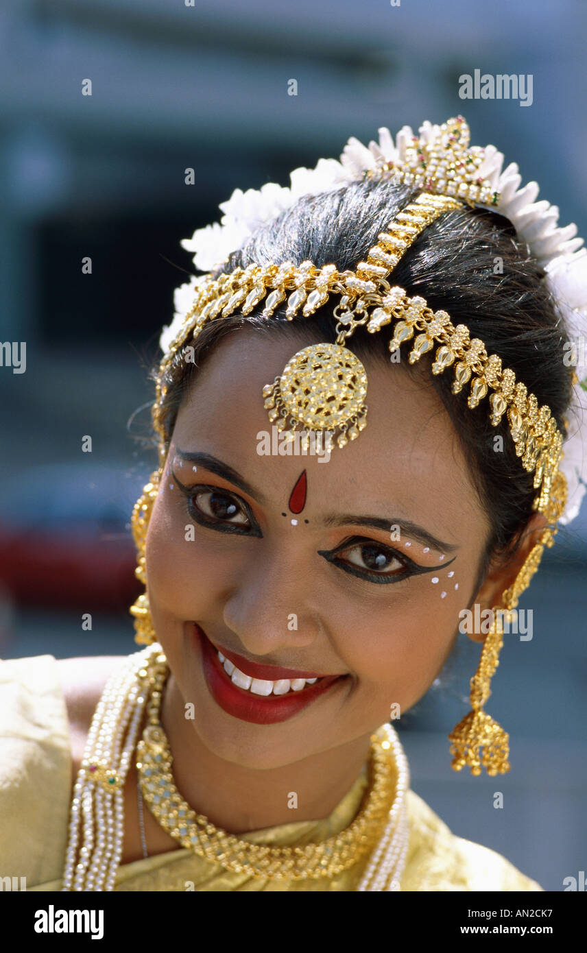 Female Dancer Dressed in Traditional Costume, Mumbai (Bombay), India Stock Photo Alamy