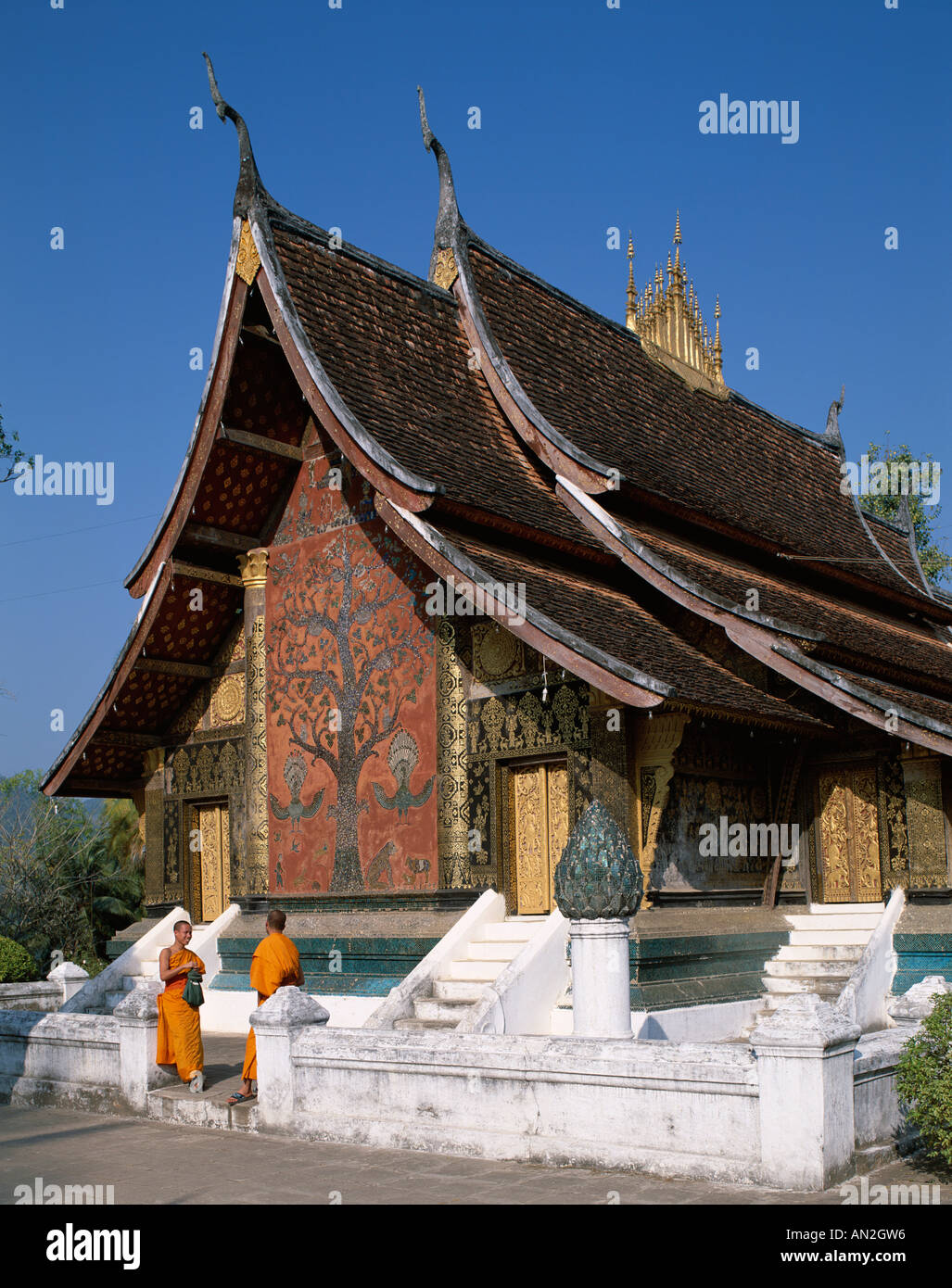 Xieng Tree Golden City Monastery (Wat Xieng Thong) & Tree of Life Mosaic Door ...
