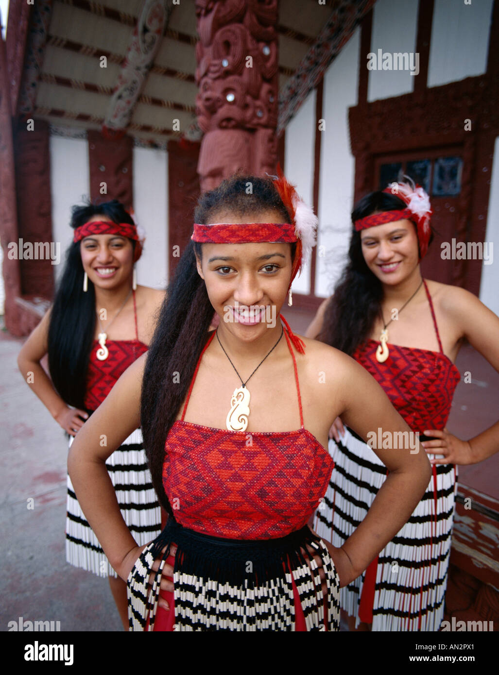 Maori Girls Dressed In Maori Costume Rotorua North Island New Stock