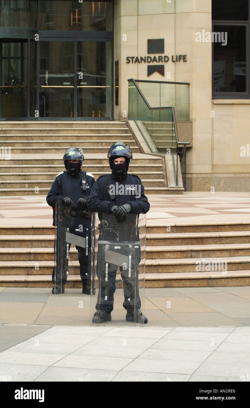 Riot police standing outside the headquarters of Standard Life on Lothian Road, Edinburgh, Scotland, UK Stock Photo