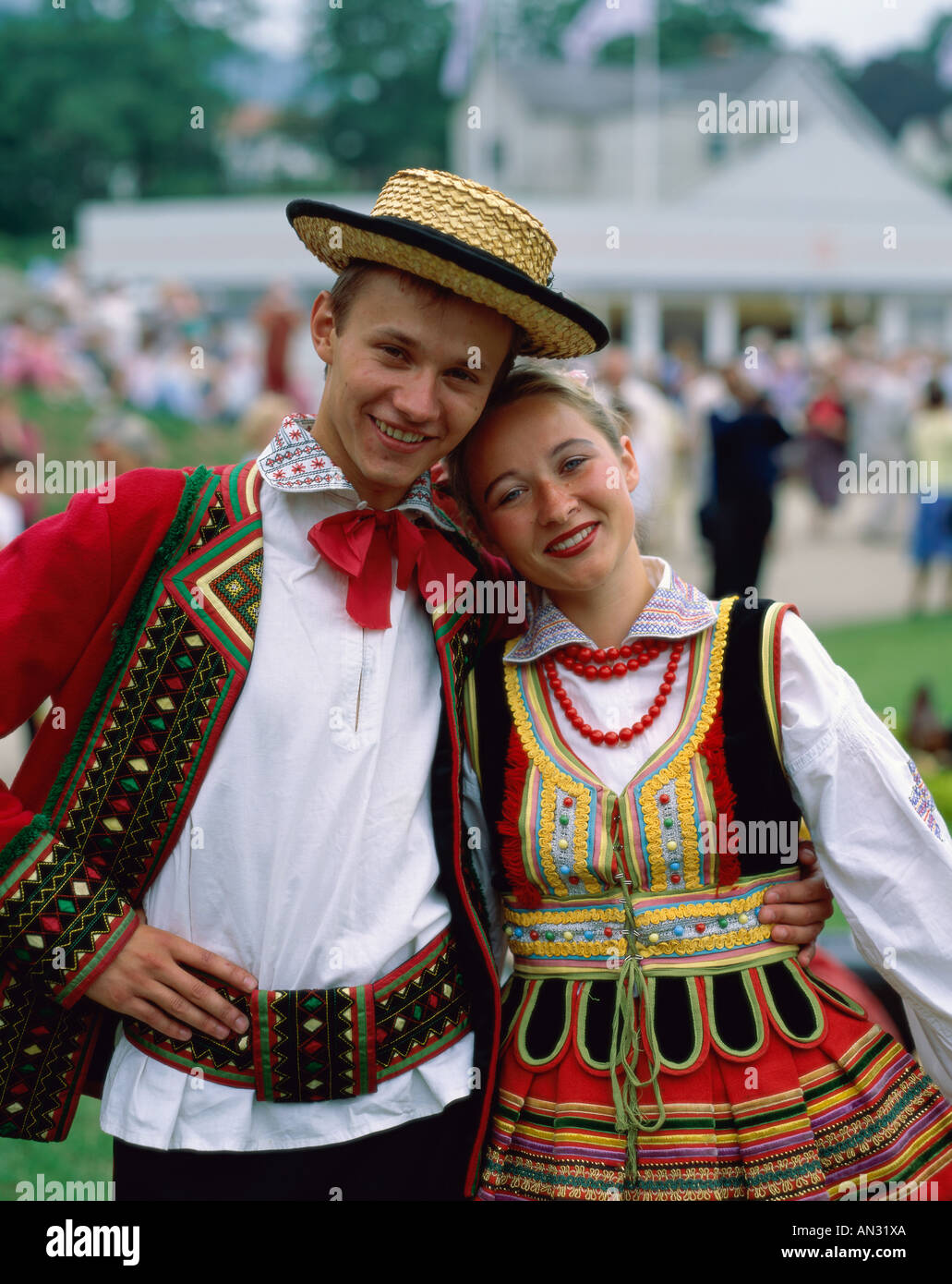 https://c8.alamy.com/comp/AN31XA/man-and-woman-dressed-in-traditional-polish-costume-warsaw-poland-AN31XA.jpg