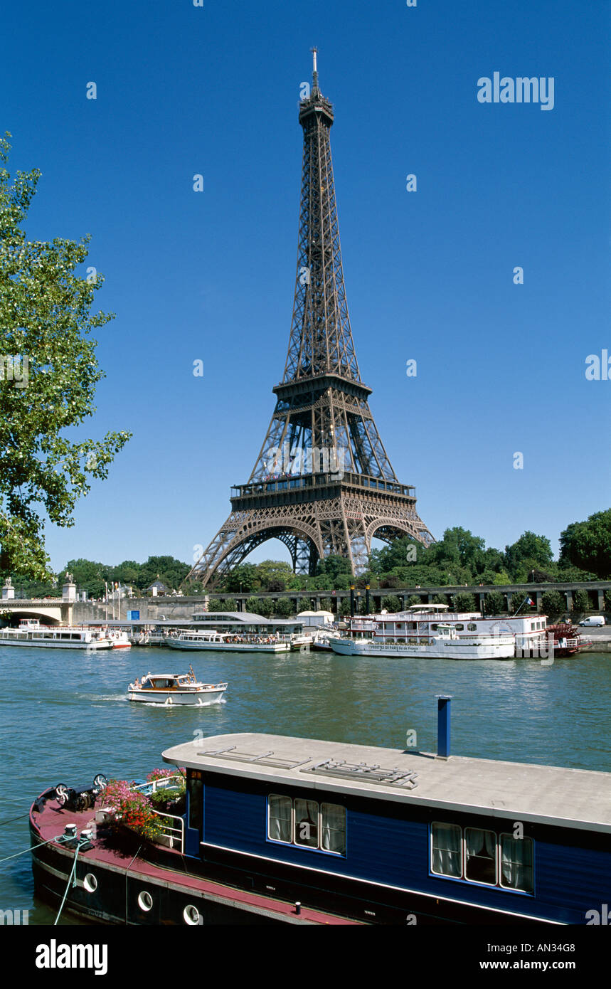Paris tourist boats hi-res stock photography and images - Alamy